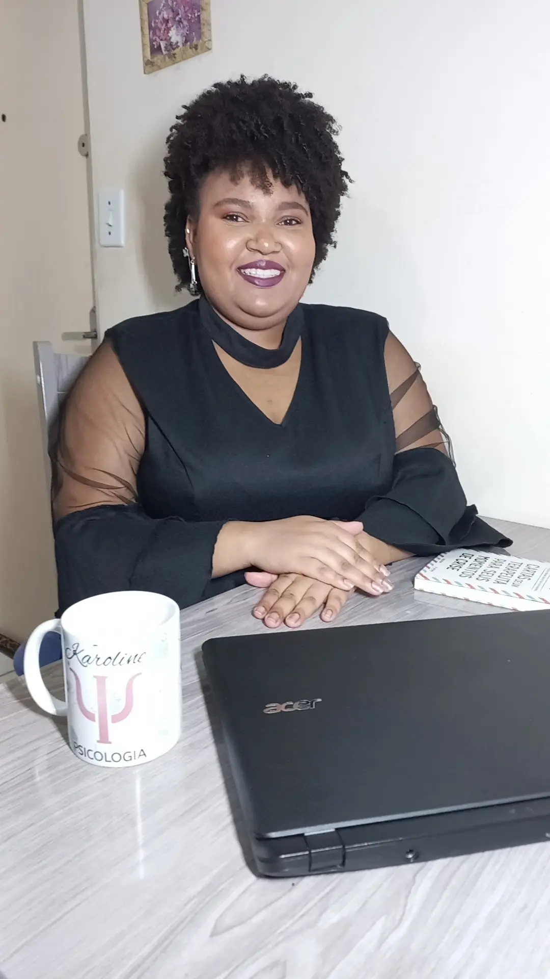 Iris Karoline à mesa, com o notebook aberto